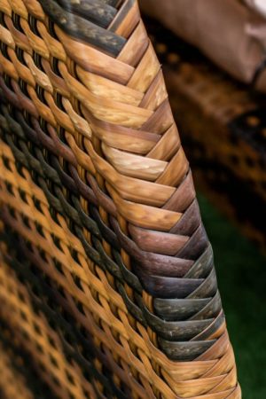 долговечная отделка под дерево на садовой качеле