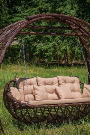 металлическая качеля заплетённая ротангом