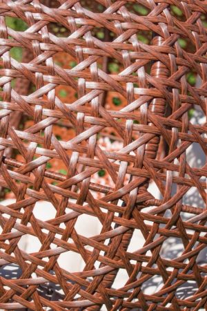 искусственный ротанг каштан на коконе кресле