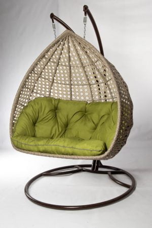 плетёная ротангом двойная сдовая качеля