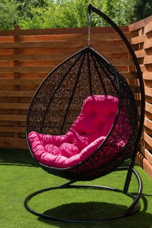 Подвесное кресло глория чёрное с малиновой подушкой