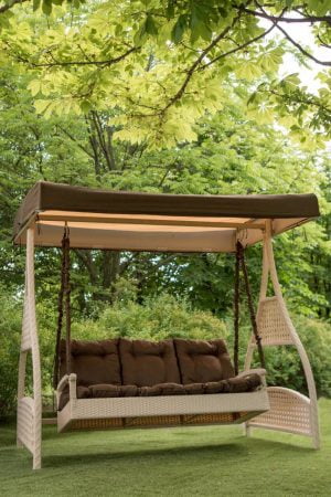 Садовая качеля в бежевом цвете с мягкими сиденьями