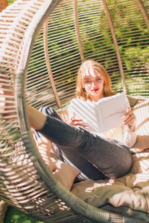 Девочка читает книгу в кресле коконе Арена биг от ЮМК