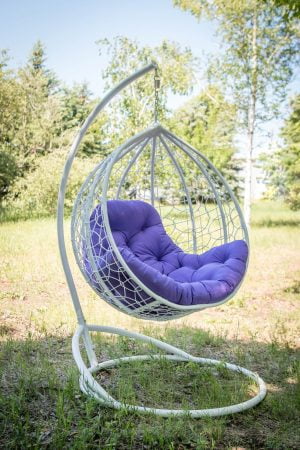 Белое плетёное кресло из искусственного ротанга