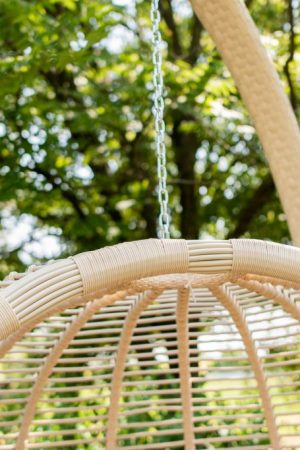 крісло підвісне для саду з плетеною стійкою