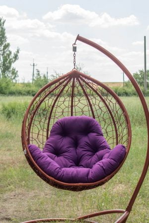 Подвесное кресло Эко премиум коньяк с фиолетовой подушкой