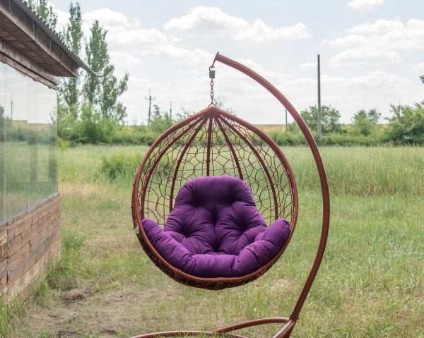 Подвесное кресло Эко премиум коньяк с фиолетовой подушкой