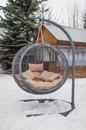 подвесное кресло Арена серый ротанг бежевые подушки