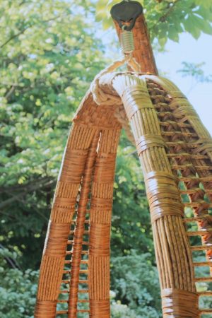 плетение на подвесной качеле из ротанга