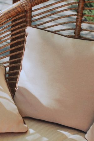 Подушки беж с кантом в подвесном кресле