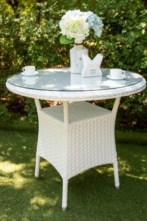 білий столиз з штучного ротангу