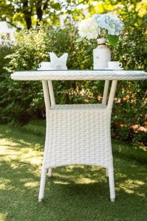 маленький плетений столик