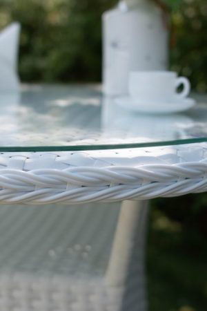 плетение косичкой на столике для сада