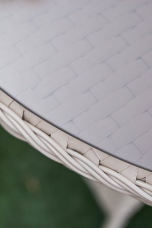 стекло на столике из ротанга