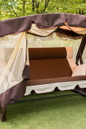 красивые садовые качели в коричневом цвете