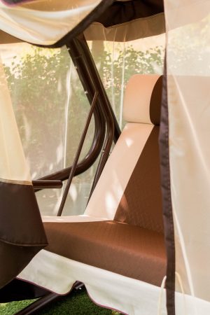 Качели с толстым матрасом на сиденье