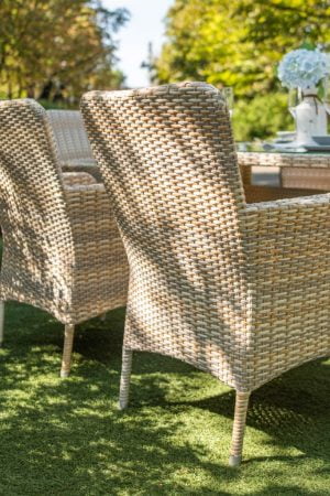 стіл з штучного ротангу