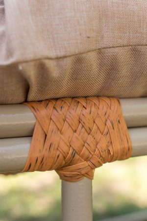 ротанг на металлическом диване