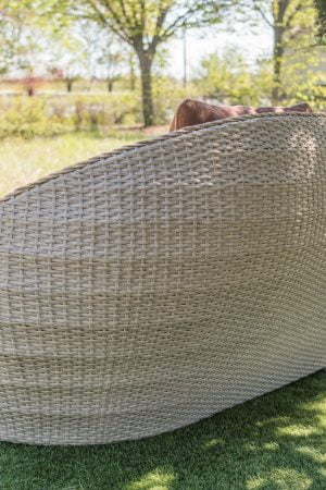 Плетёный диван со спинкой для улицы из ротанга