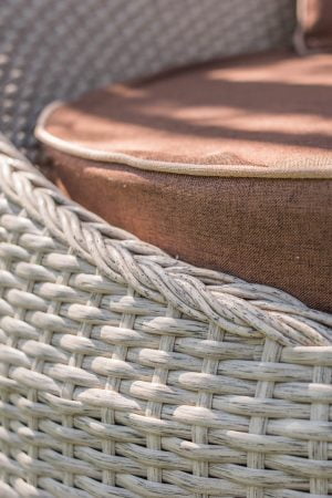 Плетение ротангом верба на диване Патрик