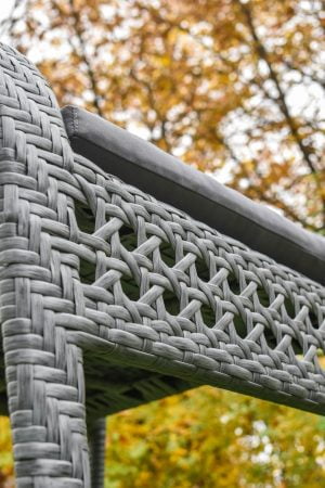 Плетение на стуле искусственным ротангом