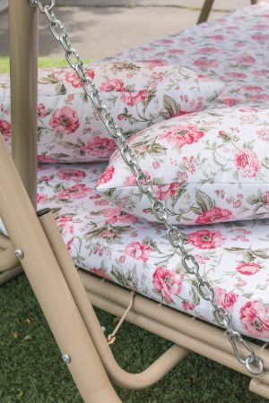 бежевый каркас с нежным рисунком на садовых качелях