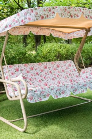 нежно розовый принт на садовой качеле