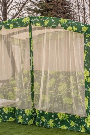 Большая качеля для улицы на газоне