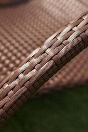 Качественное плетение искусственным ротангом на шезлонге
