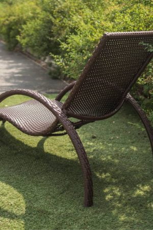 Шезлонг плетёный ротангом