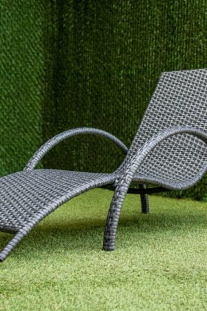 ротанговый шезлонг серого цвета