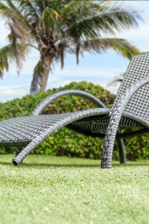 пляжный шезлонг из искусственного ротанга