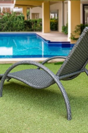 лежак для бассейна из ротанга Прайд серый
