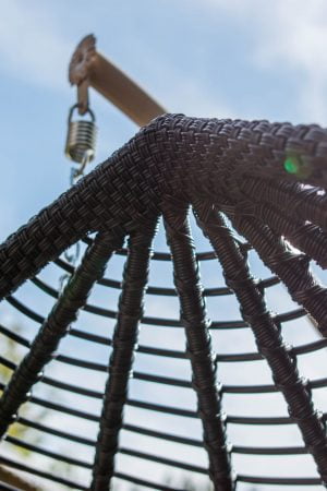 Плетение ротангом на подвесном кресле