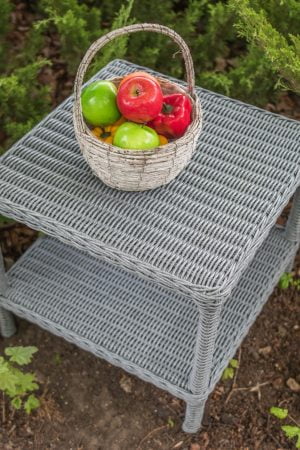 маленький плетёный столик из ротанга