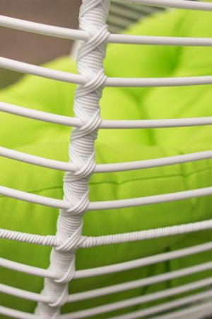 плетене ротангове крісло полосатим ротангом