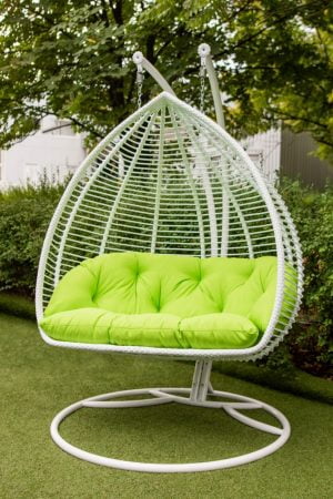 Білосніжне крісло підвісне двохмісне з салатовою подушкою
