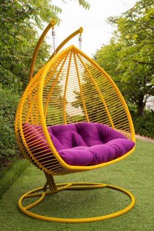 яркое подвесное кресло двух местное