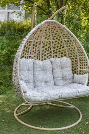 Плетёные садовые качели с мягкими матрасами