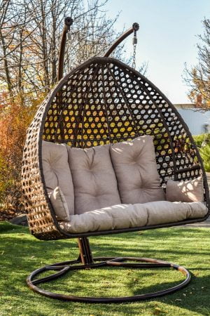 кресла ротанговые на стойке с мягкими сиденьями беж