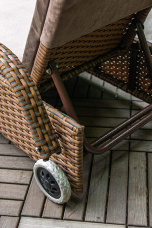 ротанговый шезлонг на колесиках