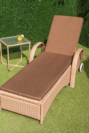 качественный шезлонг для бассейна