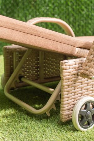 металлический шезлонг из ротанга