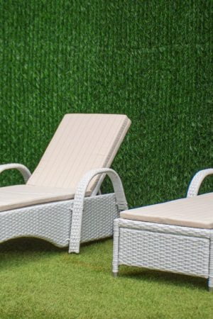 лежак пляжный из ротанга