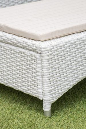 ротанговый шезлонг