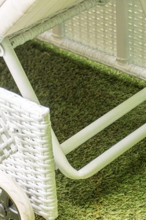 шезлонг плетёный из ротанга