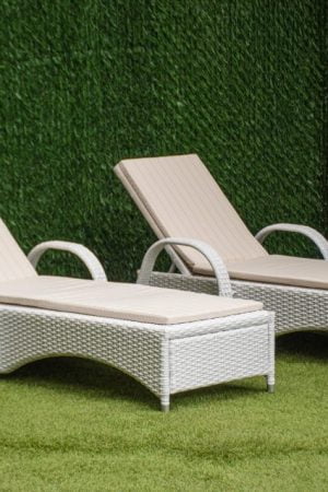 шезлонги с матрасами и откидной спинкой