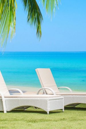 два шезлонга на пляже