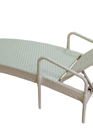 Пляжный шезлонг из ротанга