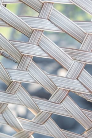 плетение на подвесном кресле из ротанга